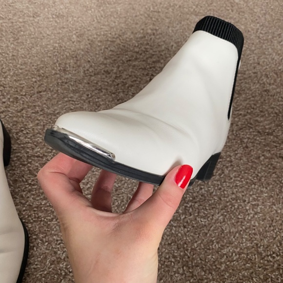 ❤️‍🔥🎸STYLISH ROCKER GIRLIES💋❤️‍🔥 White Ankle Boots w/ Pointed Toe - Picture 11 of 14